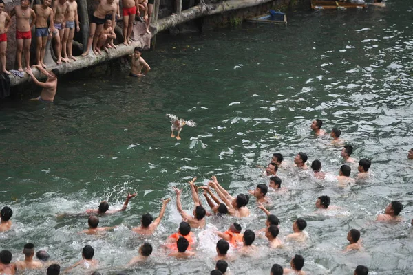 Turisté Místní Obyvatelé Boj Štěstí Chytit Kachny Propuštěna Diaojiaolou Domků — Stock fotografie