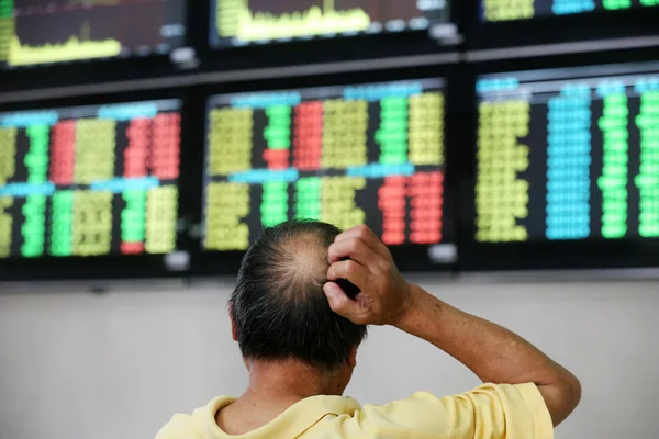 Inversor Chino Preocupado Examina Los Precios Las Acciones Rojo Para — Foto de Stock