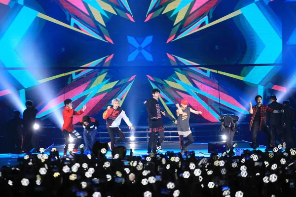Leden Van Zuid Koreaanse Jongen Groep Exo Uitvoeren Tijdens Het — Stockfoto