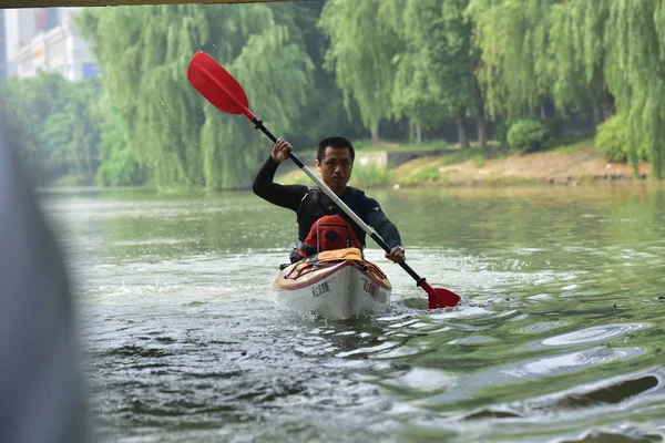 歳中国ジム先生太陽華は 2018 日中国東部の浙江省嘉興市で川沿いにボートで出勤途中に — ストック写真