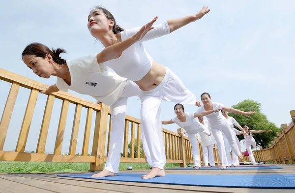 Китайские Любители Йоги Практикуют Йогу Парке Цинцюань Один День Международного — стоковое фото