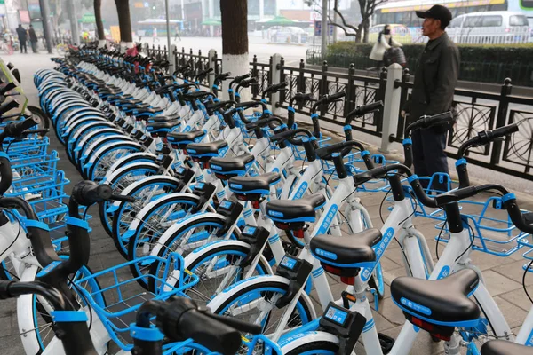 2017年12月28日 中国自行车共享服务 Heliobike 的自行车在中国中部湖北省向阳市的一条街道上排起了长队 — 图库照片