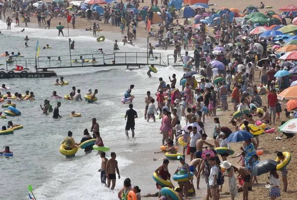 Vacanzieri Affollano Resort Sulla Spiaggia Rinfrescarsi Una Giornata Torrida Nella — Foto Stock