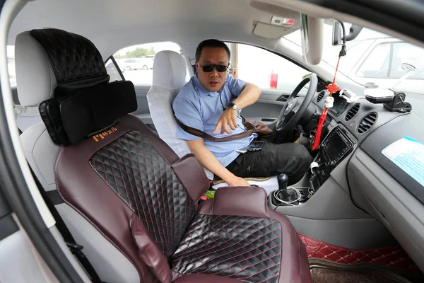 Chauffeur Taxi Chinois Présente Coussin Massage Installé Sur Siège Passager — Photo