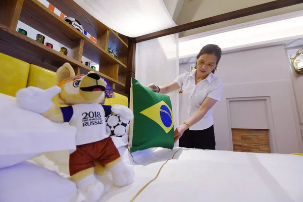 Atendente Chinês Trabalha Uma Sala Temática Copa Mundo Lançada Por — Fotografia de Stock