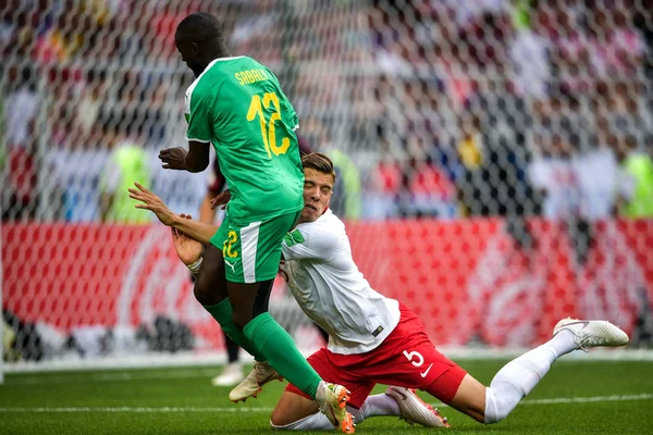 Youssouf Sabaly Senegal Esquerda Desafia Jan Bednarek Polônia Seu Jogo — Fotografia de Stock