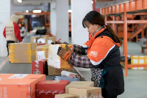 Chinese Worker Sorts Out Parcels Most Which Online Shopping Distribution — Stock Photo, Image