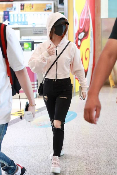 香港歌手格洛丽亚 唐子凯也被称为 图为2018年6月在中国北京首都国际机场抵达时 — 图库照片