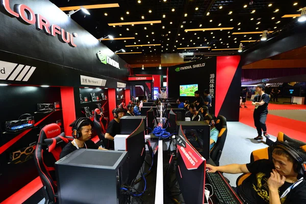Gente Experimenta Productos Esports Durante China Internet Gaming 2018 Cig —  Fotos de Stock