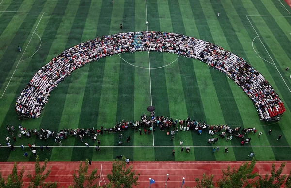 Aerial Photo More 100 Senior Students Pose Graduation Photo Playground — Stock Photo, Image