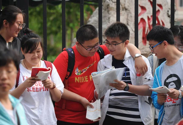 Chiński Student Ubrany Koszulkę Nike Opinie Podręczników Kolegami Klasy Poza — Zdjęcie stockowe