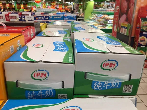 Cartons Yili Pure Milk Sale Supermarket Shanghai China March 2017 — Stock Photo, Image