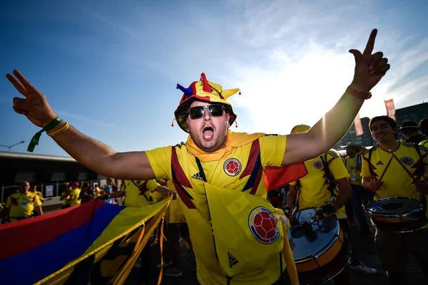 Kolumbijskie Fanów Ubrane Jak Zbierają Poza Areną Kazań Zanim Grupa — Zdjęcie stockowe