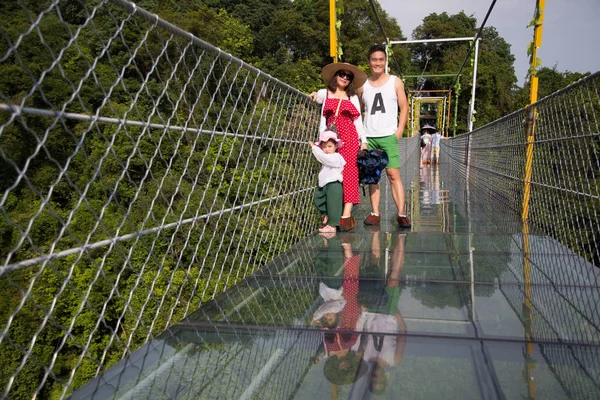 Los Turistas Posan Para Las Fotos Mientras Caminan Sobre Puente — Foto de Stock