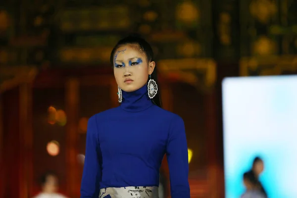 モデルは 2018 日王子功のマンション ゴング Wang 北京でドレス ショー 立派な中国 中国無形文化遺産ファッションショー の部分の間に新しい創造を表示します — ストック写真