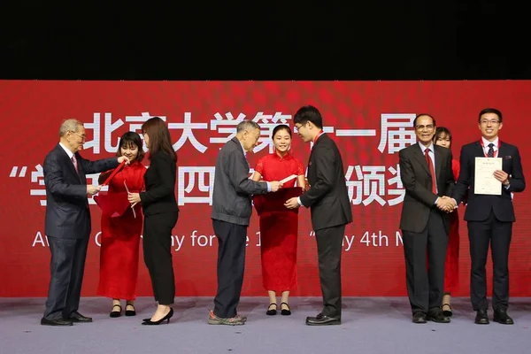 Persone Partecipano Alla Cerimonia 120Esimo Anniversario Dell Università Pechino Presso — Foto Stock