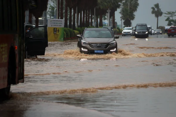 Οχήματα Ταξιδεύουν Πλημμυρισμένο Δρόμο Που Προκαλείται Από Μια Βαριά Καταιγίδα — Φωτογραφία Αρχείου