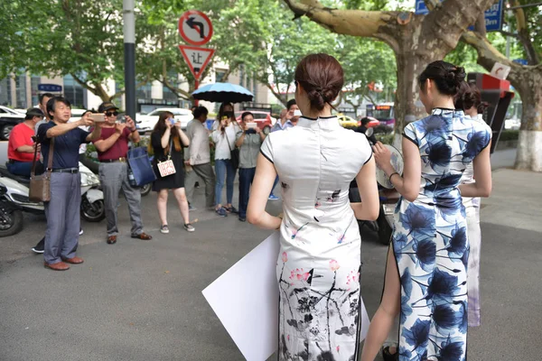 Quatro Mulheres Chinesas Vestidas Cheongsam Também Conhecido Como Qipao Chinês — Fotografia de Stock