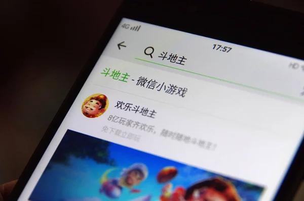 Usuário Celular Chinês Usa Função Jogo Aplicativo Mensagens Weixin Wechat — Fotografia de Stock