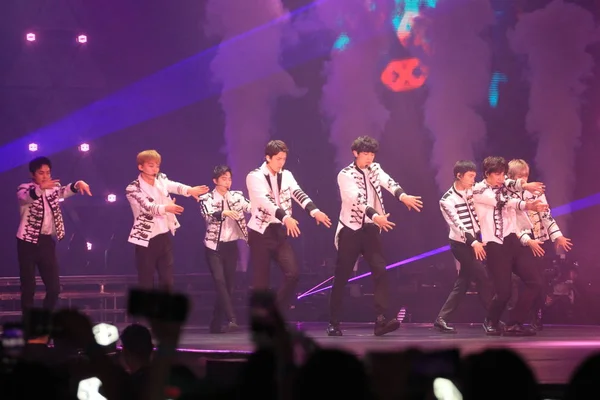 Medlemmar Sydkoreanska Pojke Gruppen Exo Utföra Elyxion Konserten Hong Kong — Stockfoto