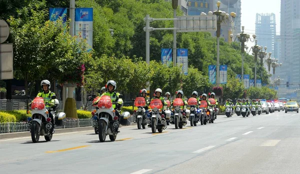 Policías Tránsito Auxiliares Chinos Montan Motocicletas Durante Evento Lanzamiento Para — Foto de Stock