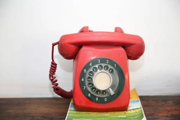 查看固定线路旋转拨号电话 由于上世纪 0年代安装成本和通话费高 这在中国家庭中并不受欢迎 — 图库照片