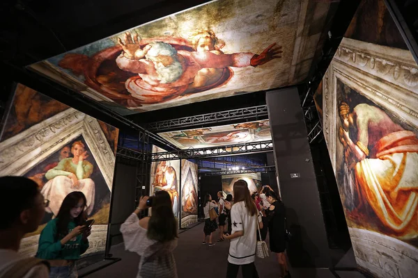 People Visit Michelangelo Sistine Chapel Exhibition Hangzhou City East China — Stock Photo, Image