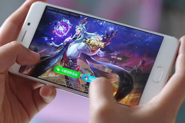 Chinese Mobile Game Player Plays Tencent Mobile Moba King Glory — Stock Photo, Image