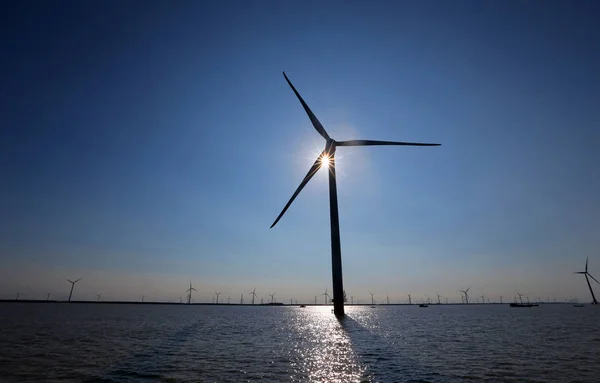 風力タービンは 東中国の南通市の沖合の風力発電所で電気を発生させるために 9月22日2016 — ストック写真