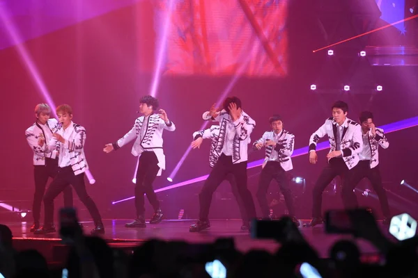 Medlemmar Sydkoreanska Pojke Gruppen Exo Utföra Elyxion Konserten Hong Kong — Stockfoto