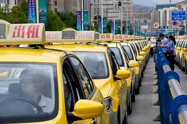 Des Taxis Sont Alignés Dans Une Rue Extérieur Site Examen — Photo