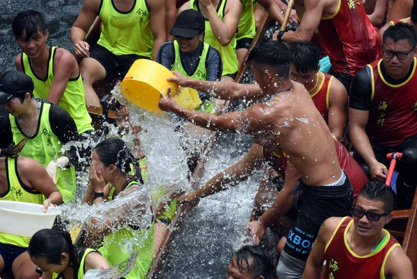 Teilnehmer Messen Sich Bei Einem Drachenbootrennen Zur Feier Des Drachenbootfestes — Stockfoto