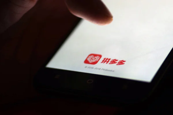 Ein Chinesischer Handynutzer Benutzt Die Mobile App Des Chinesischen Online — Stockfoto