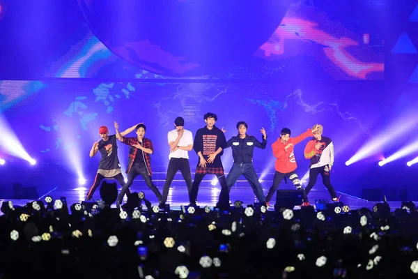 Medlemmar Sydkoreanska Pojke Gruppen Exo Utföra Elyxion Konserten Hong Kong — Stockfoto