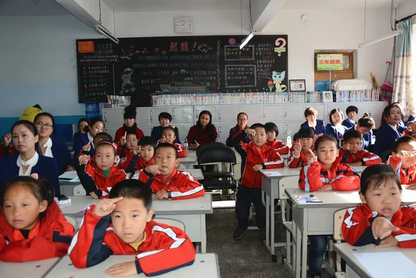 Alunos Têm Uma Lição Sala Aula Uma Escola Primária Cidade — Fotografia de Stock