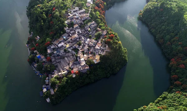 Vista Aérea Aldea Étnica Zhenshan Rodeada Hermosas Montañas Lagos Ciudad —  Fotos de Stock