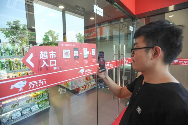 Customer Uses His Smartphone Scan Code Unmanned Convenience Store Online — Stock Photo, Image