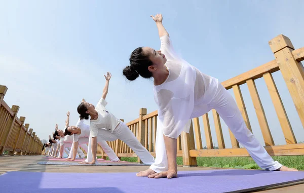 Les Amateurs Yoga Chinois Pratiquent Yoga Parc Qingquan Jour Avant — Photo