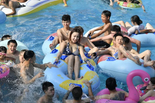 Kinesiska Semesterfirare Folkmassan Vattenpark Svalna Brännhet Dag Chongqing Kina Juli — Stockfoto