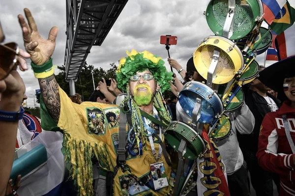 Fãs Brasileiros Estão Vestidos Como Eles Reúnem Fora Estádio Luzhniki — Fotografia de Stock