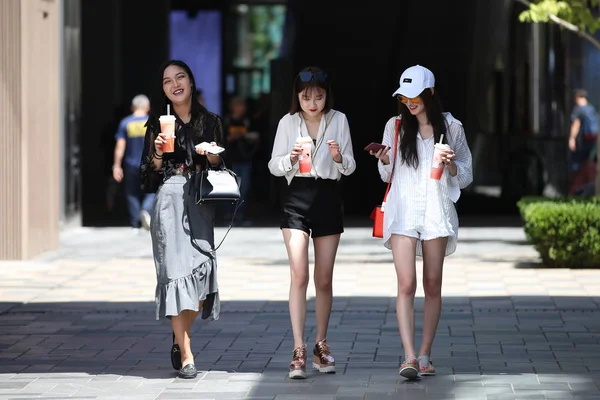 Trendige Junge Chinesinnen Gehen Sanlitun Peking China Unter Sengender Sonne — Stockfoto