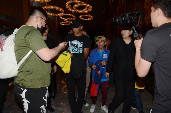 ブラジルのサッカー スター リバウドのサインのファンの彼は 2018 上海で 2018 スーパー ペンギン サッカー有名人のゲーム前のホテルに到着すると — ストック写真