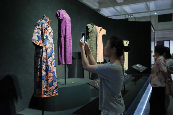 Qipao Kleider Shanghaier Stil Oder Cheongsam Gestiftet Vom Taiwanesischen Sammler — Stockfoto
