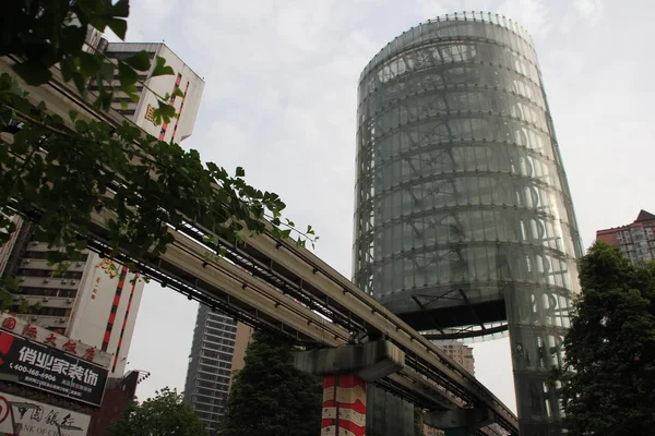 Vista Chongqing Light Rail Através Edifício Vidro Uma Área Comercial — Fotografia de Stock