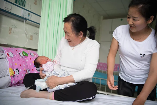 stock image The families of Chinese woman Tian, 26, who had Lou Gehrig's disease, also known as amyotrophic lateral sclerosis (ALS), look after the baby boy, given birth by Tian, at a hospital in Taiyuan city, north China's Shanxi province, 5 May 2018