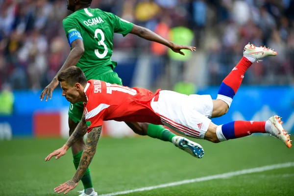 Fyodor Smolov Rússia Frente Desafia Osama Hawsawi Arábia Saudita Seu — Fotografia de Stock