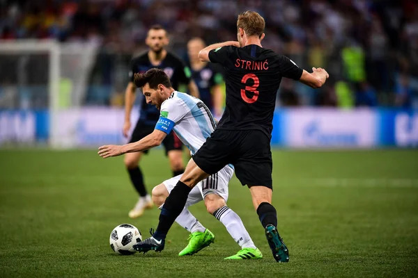 Lionel Messi Argentina Esquerda Desafia Ivan Strinic Croácia Seu Jogo — Fotografia de Stock