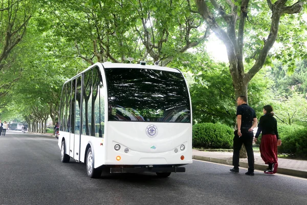 Mini Autobús Sin Conductor Funciona Una Carretera Campus Universidad Jiao —  Fotos de Stock