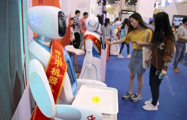 방문객 글로벌 어플리케이션 엑스포 2018에 인텔리전트 레스토랑 서비스 로봇을 있습니다 — 스톡 사진