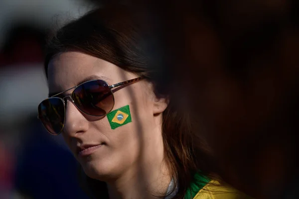 2018年6月27日 在俄罗斯莫斯科举行的2018年国际足联世界杯期间 巴西和塞尔维亚进行 组比赛前 一名球迷展示了在斯巴达克球场外的脸上涂上一面巴西国旗的画面 — 图库照片